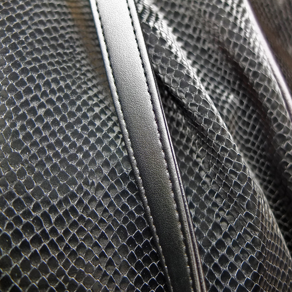 Sac noir souple en cuir vegan embossé effet peau de serpent avec anses ajustables attachées par des anneaux